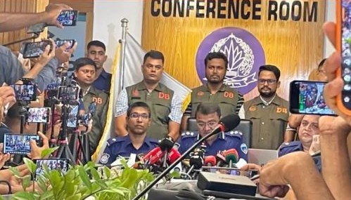 কুমিল্লায় রবিবার দুপুরে সংবাদ সম্মেলনে অপ্রতিম খুনের ঘটনার বিস্তারিত তথ্য জানান জেলা পুলিশ সুপার মো. আনিসুজ্জামান