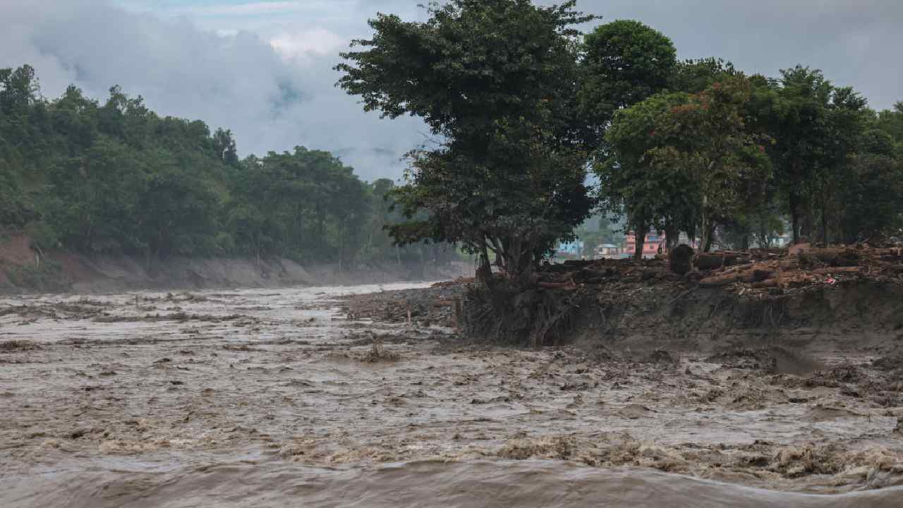 ভোটেকোশীতে ফের বাড়ছে পানি, নেপালে মৃতের সংখ্যা বেড়ে ৭৩৪