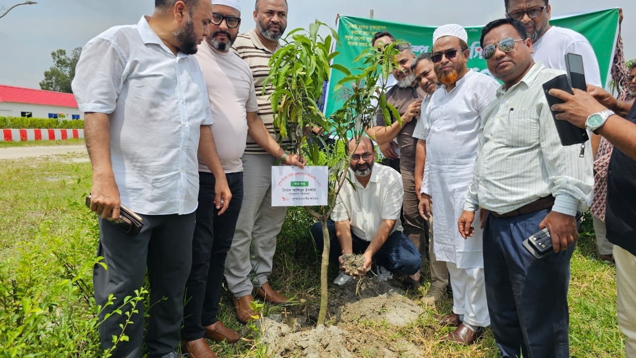 ইকো সিটিতে বৃক্ষরোপণ করল পুষ্পধারা প্রপার্টিজ