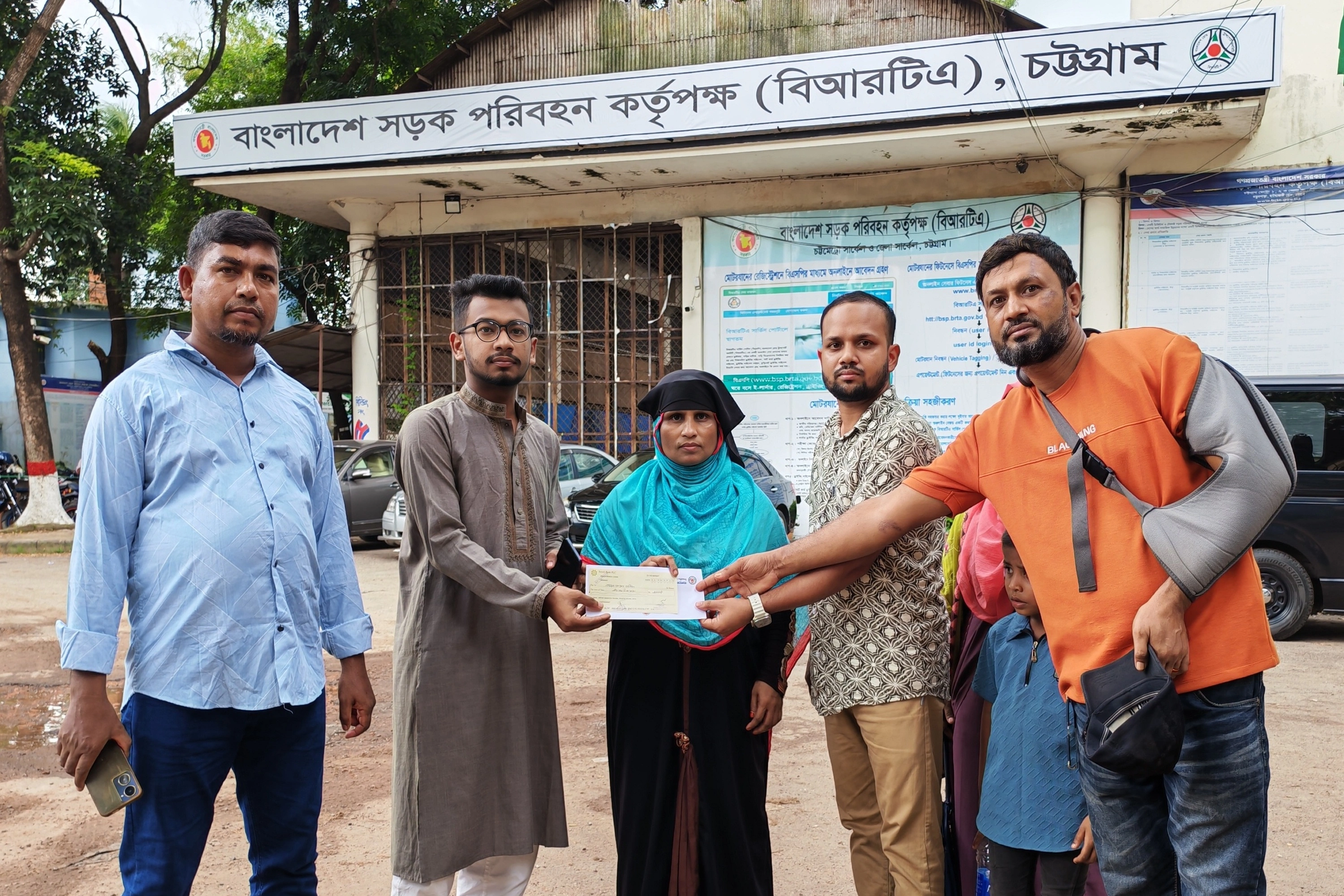 রোড ক্র্যাশে নিহত পরিবারের হাতে ৫ লক্ষ টাকার চেক হস্তান্তর